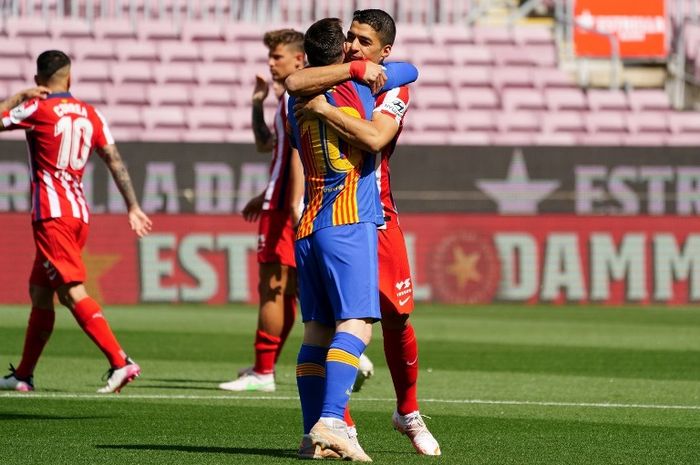 Momen keakraban Lionel Messi dan Luis Suarez saat laga Barcelona versus Atletico Madrid, Sabtu (8/5/2021).