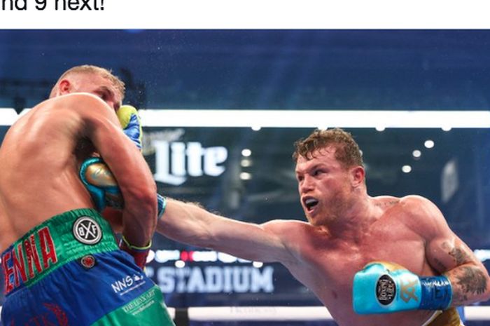 Billy Joe Saunders (kiri) dan Canelo Alvarez (kanan) dalam pertandingan tinju kelas menengah Super WBO di AT&amp;T Stadium, Amerika Serikat, Minggu (9/5/2021) WIB.