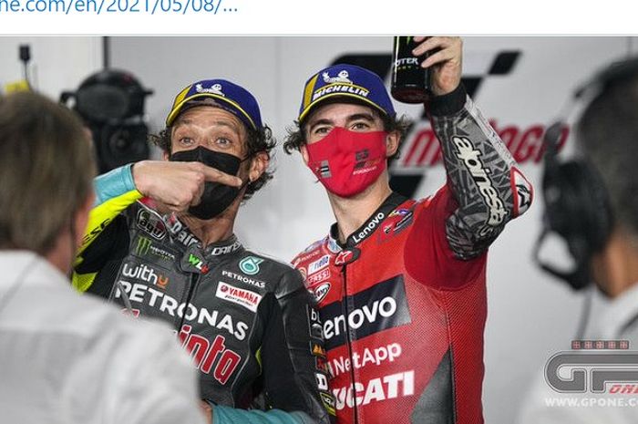 Valentino Rossi (kiri) berpose bersama pembalap akademinya, Francesco Bagnaia (kanan).