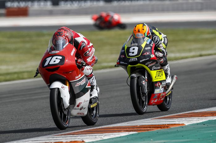 Pembalap Astra Honda Racing Team, Mario Suryo Aji (depan) pada Moto3 Junior World Championship di Sirkuit Ricardo Tormo, Valencia, Minggu (9/5/2021).