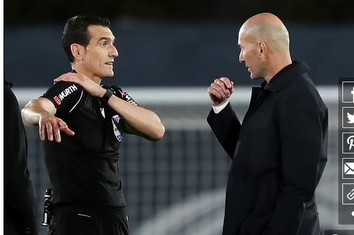 Pelatih Real Madrid, Zinedine Zidane (kanan), marah besar akibat keputusan wasit yang memberi hadiah penalti kepada Sevilla.