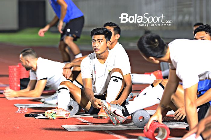 Pratama Arhan beserta para pemain timnas Indonesia lainnya sedang melakukan pemanasan di Stadion Madya, Senayan, Jakarta, 11 Mei 2021.