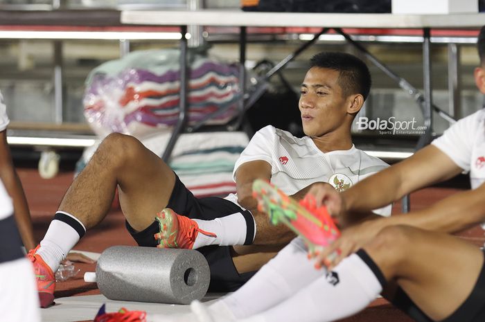 Firza Andika tengah melakukan pemanasan dalam latihan timnas Indonesia di Stadion Madya, Senayan, Jakarta, 11 Mei 2021.