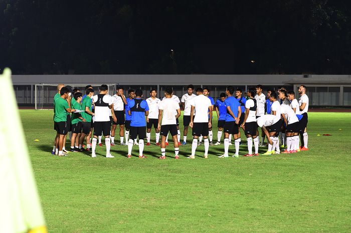 Skuat timnas Indonesia asuhan Shin Tae-yong tengah berlatih di Stadion Madya, Senayan, Jakarta, 11 Mei 2021.