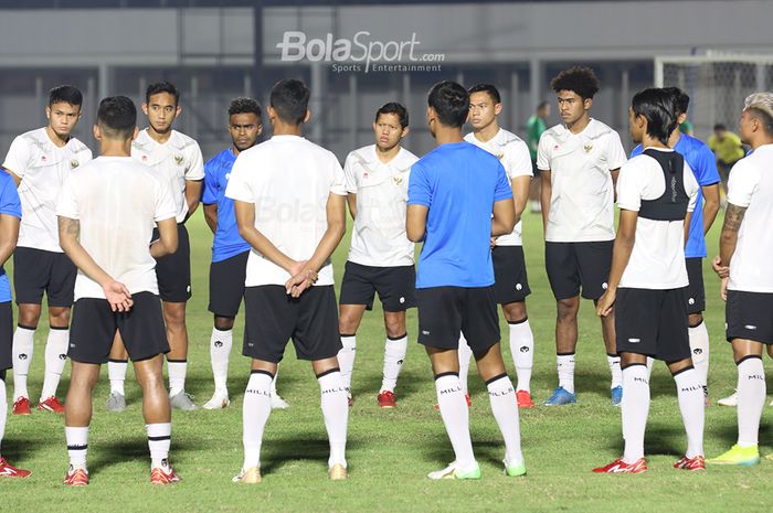 Koko Ari Arya (paling kiri), Rizky Ridho, Yakob Sayuri, Adam Alis, Andy Setyo, Braif Fatari, beserta pemain timnas Indonesia lainnya di Stadion Madya, Senayan, Jakarta, 11 Mei 2021.