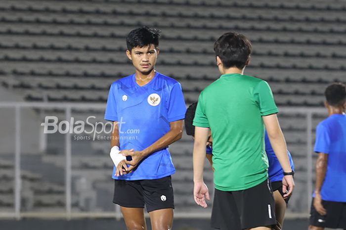 Genta Alparedo tengah berlatih dalam pemusatan latihan timnas Indonesia di Stadion Madya, Senayan, Jakarta, 11 Mei 2021.