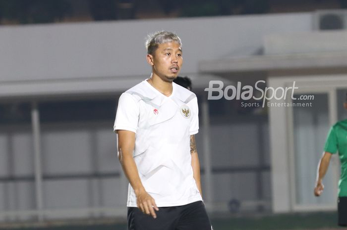 Kushedya Hari Yudo tengah berlatih dalam pemusatan latihan timnas Indonesia di Stadion Madya, Senayan, Jakarta, 11 Mei 2021.