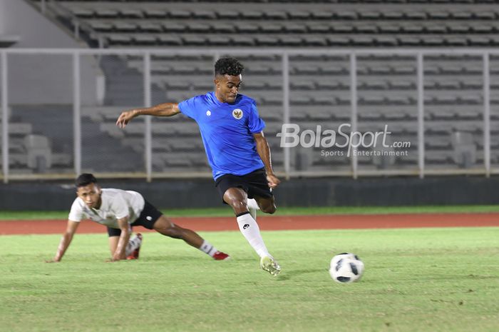 Yakob Sayuri sedang ingin melakukan tembakan ke arah gawang dalam sesi latihan timnas Indonesia di Stadion Madya, Senayan, Jakarta, 11 Mei 2021.