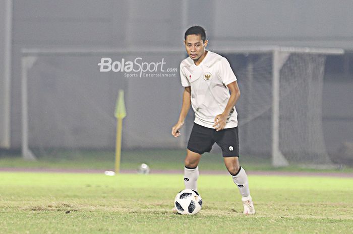 Evan Dimas tengah menggiring bola dalam sesi latihan timnas Indonesia di Stadion Madya, Senayan, Jakarta, 11 Mei 2021.