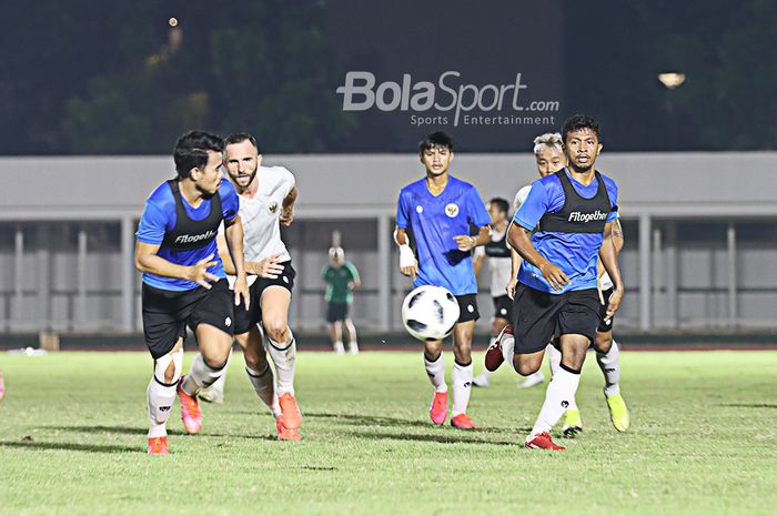 Nurhidayat Haji Haris (paling kiri), Ilija Spasojevic, Genta Alparedo, Rifad Marasabessy, tengah berlatih di timnas Indonesia, 11 Mei 2021.