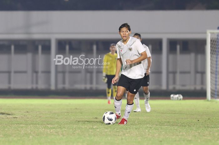 Adam Alis sedang menggiring bola dalam sesi latihan timnas Indonesia di Stadion Madya, Senayan, Jakarta, 11 Mei 2021.