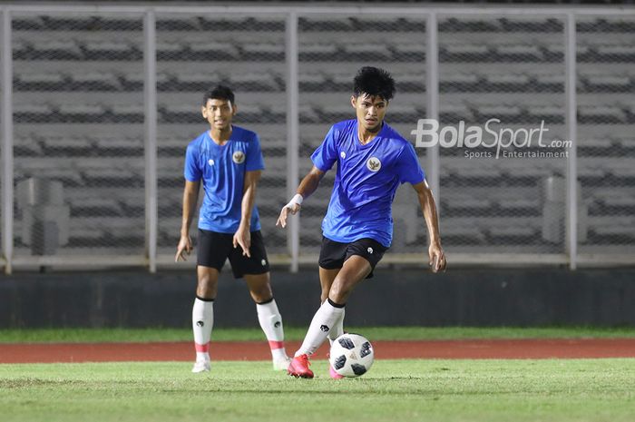 Salman Alfarid (kiri) dan Genta Alparedo (kanan) sedang dalam pemusatan latihan timnas Indonesia di Stadion Madya, Senayan, Jakarta, 11 Mei 2021.