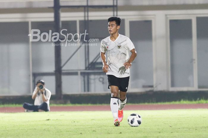 Pratama Arhan sedang menggiring bola dalam pemusatan latihan timnas Indonesia di Stadion Madya, Senayan, Jakarta, 11 Mei 2021.