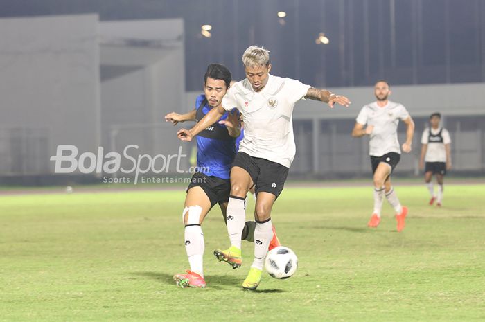 Nurhidayat Haji Haris (kiri) dan Kushedya Hari Yudo (kanan) sedang dalam perebutan bola pada sesi latihan timnas Indonesia di Stadion Madya, Senayan, Jakarta, 11 Mei 2021.