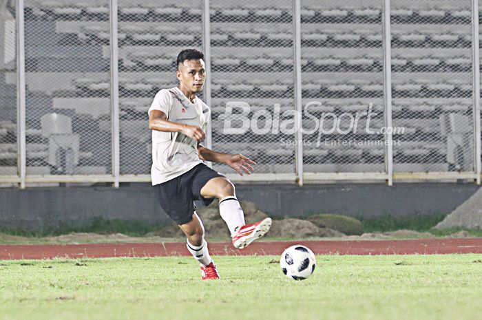 Osvaldo Haay tengah berlatih dalam pemusatan latihan timnas Indonesia di Stadion Madya, Senayan, Jakarta, 11 Mei 2021.