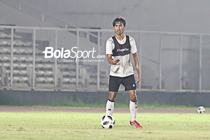 Ady Setiawan tengah berlatih dalam pemusatan latihan timnas Indonesia di Stadion Madya, Senayan, Jakarta, 11 Mei 2021.