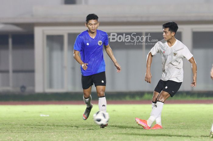 Dendy Sulistyawan (kiri) dan Pratama Arhan (kanan) tengah berlatih dalam pemusatan latihan timnas Indonesia di Stadion Madya, Senayan, Jakarta, 11 Mei 2021.