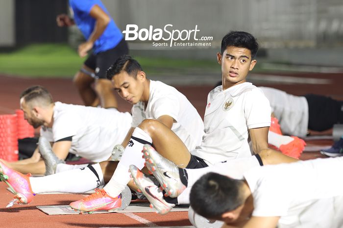 Rizky Ridho (kiri) dan Pratama Arhan (kanan) beserta para pemain timnas Indonesia lainnya sedang melakukan pemanasan di Stadion Madya, Senayan, Jakarta, 11 Mei 2021.