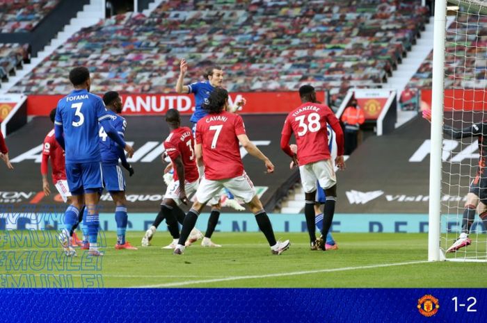 Caglar Soyuncu mencetak gol Leicester City ke gawang Manchester United dalam laga Liga Inggris di Old Trafford, 11 Mei 2021.