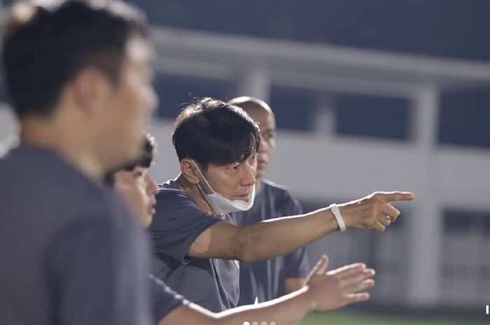 Pelatih Shin Tae-yong (tengah) mengamati latihan pemain Timnas Indonesia dalam TC di Jakarta.