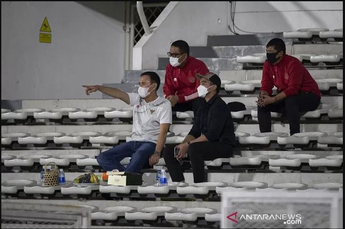 Direktur Utama Persis Solo Kaesang Pangarep (kedua kanan) menyaksikan sesi latihan tim nasional Indonesia mendampingi Ketua Umum PSSI Mochamad Iriawan (kiri) di Stadion Madya Gelora Bung Karno, Senayan, Jakarta, Selasa (11/5/2021).