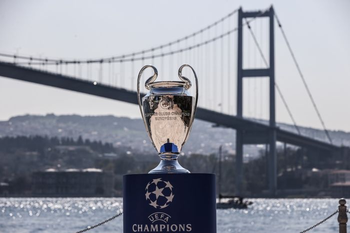 Trofi juara Liga Champions saat dipamerkan di Inggris.