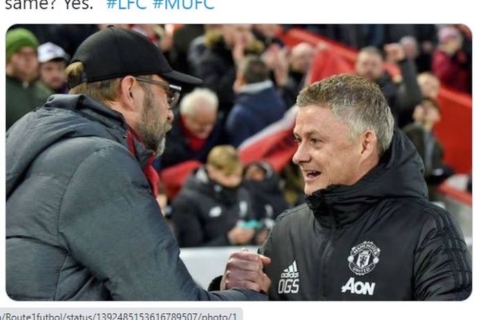 Pelatih Liverpool, Juergen Klopp (kiri) saat bersalaman dengan juru taktik Manchester United, Ole Gunnar Solskjaer.