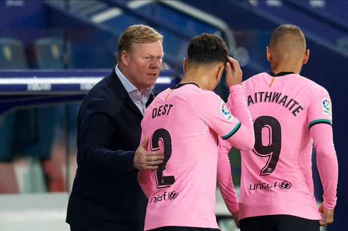 Momen Ronald Koeman bersama dua pemain Barcelona dalam laga melawan Levante.