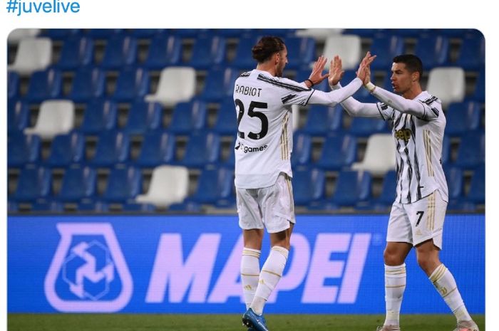 Selebrarsi pemain Juventus, Adrien Rabiot (kiri), dan Cristiano Ronaldo pada laga versus Sassuolo, Rabu (12/5/2021) di Stadion Citta del Tricolore, Reggio Emilia, Italia 