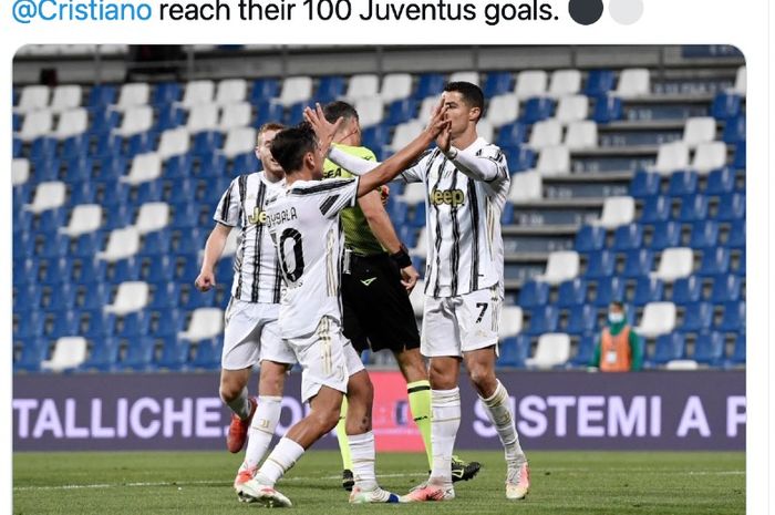 Paulo Dybala (kiri) merayakan golnya bersama Cristiano Ronaldo saat Juventus bersua Sassuolo, Rabu (12/5/2021)