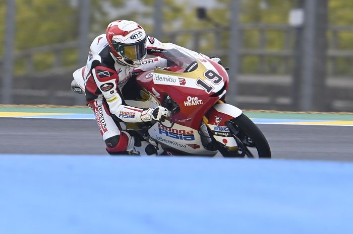 Aksi pembalap Honda Team Asia, Andi Farid Izdihar, pada sesi latihan bebas Moto3 Prancis di Sirkuit Bugatti, Le Mans, Prancis, 14 May 2021.