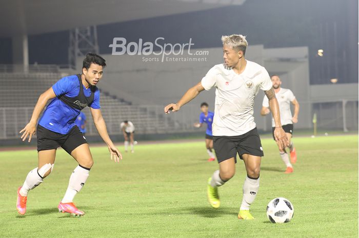 Nurhidayat Haji Haris (kiri) dan Kushedya Hari Yudo (kanan) sedang dalam duel perebutan bola dalam sesi latihan timnas Indonesia di Stadion Madya, Senayan, Jakarta, 11 Mei 2021.