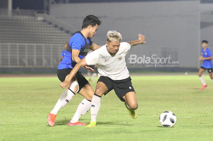 Nurhidayat Haji Haris (kiri) dan Kushedya Hari Yudo (kanan) sedang dalam duel perebutan bola dalam sesi latihan timnas Indonesia di Stadion Madya, Senayan, Jakarta, 11 Mei 2021.