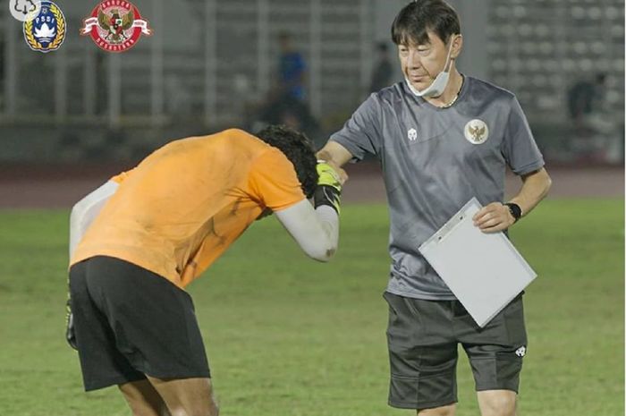 Pelatih Timnas Indonesia Shin Tae-yong disambut salah satu pemainnya di Stadion Madya, Senayan, Jakarta.