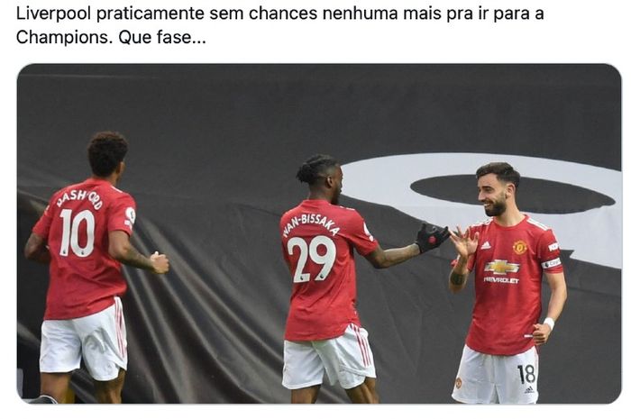 Pemain Manchester United, Bruno Fernandes (kanan) merayakan golnya ke gawang Liverpool pada pertandingan Liga Inggris di Old Trafford, Kamis (13/5/2021).