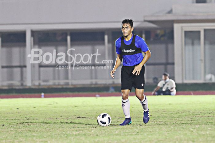 Rachmat Irianto sedang berusaha mengoper bola dalam pemusatan latihan timnas Indonesia di Stadion Madya, Senayan, Jakarta, 11 Mei 2021.