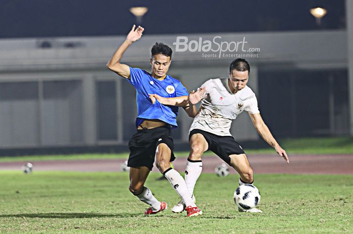 Koko Ari Araya (kiri) dan Arthur Irawan (kanan) sedang dalam perebutan bola pada sesi latihan timnas Indonesia di Stadion Madya, Senayan, Jakarta, 11 Mei 2021.