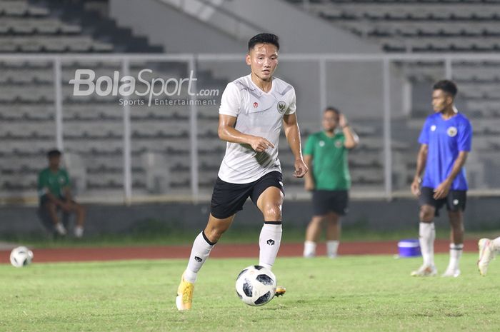 Syahrian Abimanyu sedang menguasai bola dalam sesi latihan timnas Indonesia di Stadion Madya, Senayan, Jakarta, 11 Mei 2021.