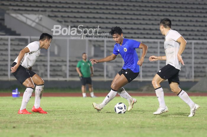 Septian Bagaskara (tengah) sedang berusaha melewati lawan dalam sesi latihan timnas Indonesia di Stadion Madya, Senayan, Jakarta, 11 Mei 2021.