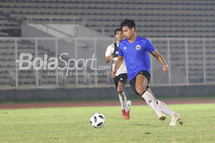 Septian Bagaskara sedang menguasai bola dalam sesi latihan timnas Indonesia di Stadion Madya, Senayan, Jakarta, 11 Mei 2021.