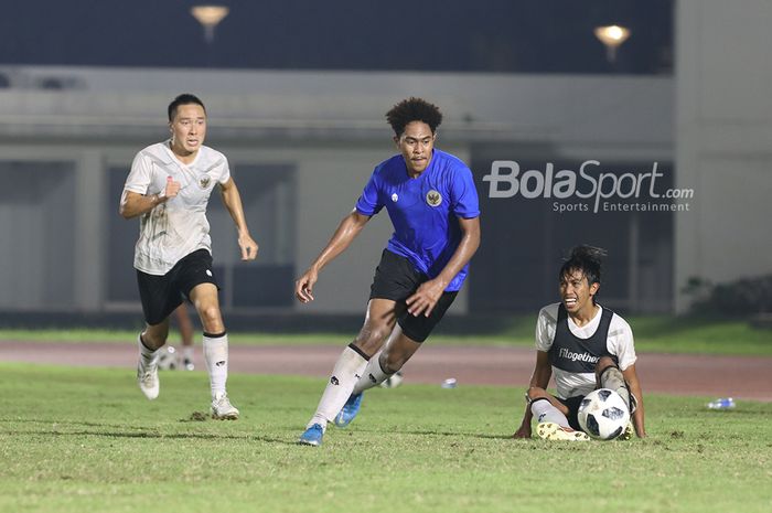 Arthur Irawan (kiri) dan Ady Setiawan (kanan) sedang berusaha mengejar Braif Fatari (tengah) yang sedang menguasai bola dalam sesi latihan timnas Indonesia di Stadion Madya, Senayan, Jakarta, 11 Mei 2021.