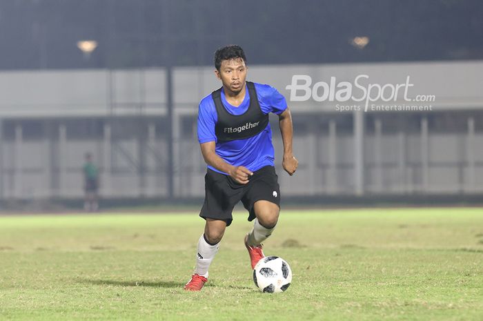 Rifad Marasabessy sedang menguasai bola dalam sesi latihan timnas Indonesia di Stadion Madya, Senayan, Jakarta, 11 Mei 2021.