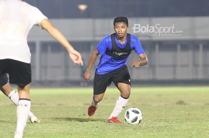 Rifad Marasabessy sedang menguasai bola dalam sesi latihan timnas Indonesia di Stadion Madya, Senayan, Jakarta, 11 Mei 2021.