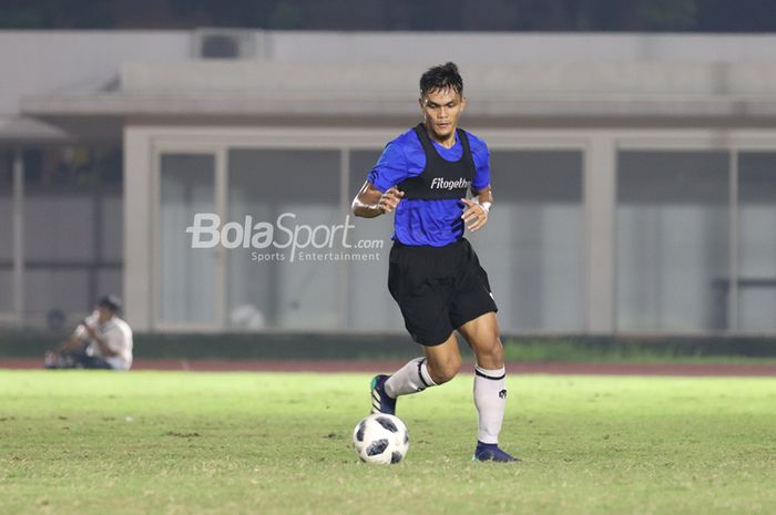 Rachmat Irianto sedang menguasai bola dalam sesi latihan timnas Indonesia di Stadion Madya, Senayan, Jakarta, 11 Mei 2021.