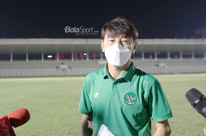 Pelatih timnas Indonesia, Shin Tae-yong, sedang memberikan keterangan kepada awak media di Stadion Madya, Senayan, Jakarta, 11 Mei 2021.