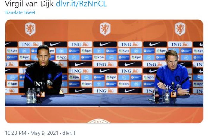 Virgil van Dijk (kiri) dan pelatih timnas Belanda, Frank de Boer.