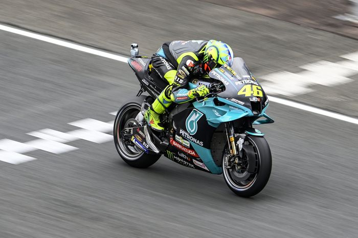 Aksi pembalap Petronas Yamaha SRT, Valentino Rossi, saat melakoni seri balap MotoGP Prancis di Sirkuit Bugatti, Le Mans, Prancis, 15 Mei 2021.