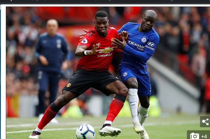 Paul Pogba (kiri) ketika berebut bola dengan N'Golo Kante (kanan).