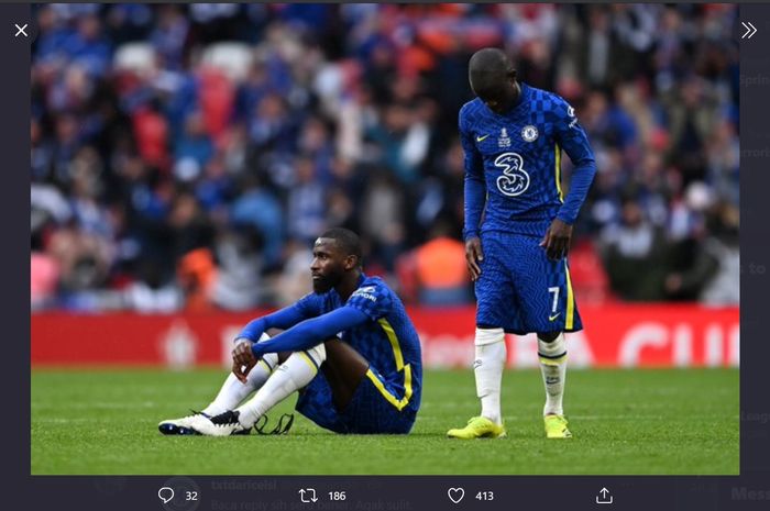 Pemain Chelsea tertunduk lesu setelah ditaklukkan oleh Leicester City dalam laga final Piala FA.