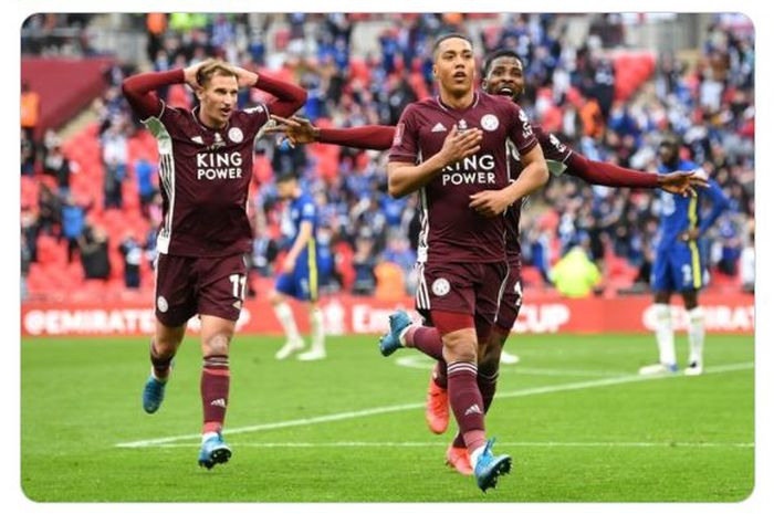 Youri Tielemans merayakan gol yang dia cetak ke gawang Chelsea yang sekaligus membawa Leicester City menjuarai Piala FA bersama dengan Marc Albrihgton dan Kelechi Iheanacho.